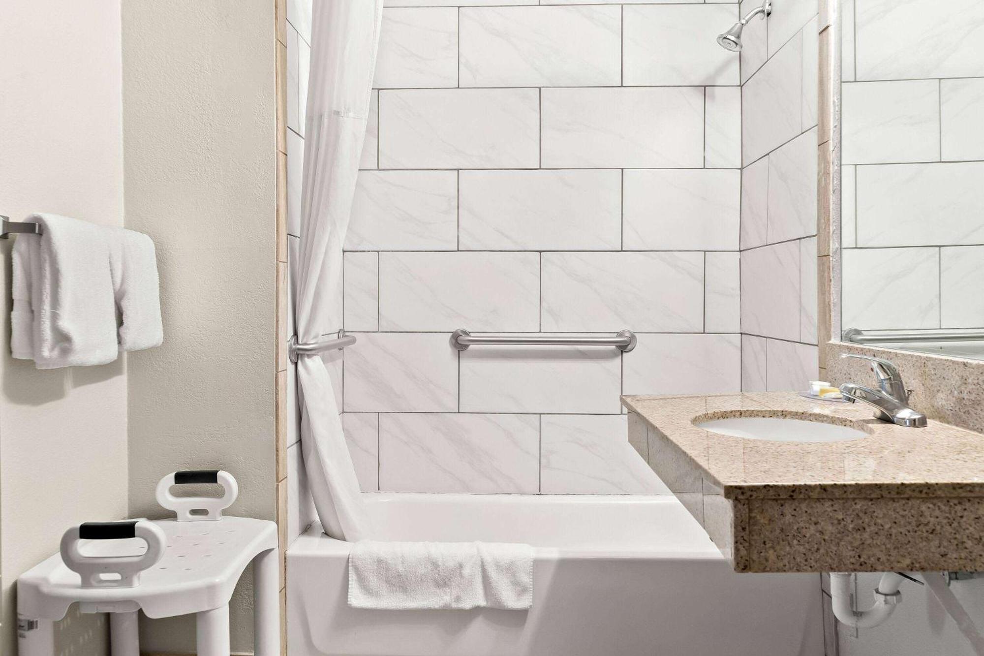 Days Inn & Suites By Wyndham Warren Eksteriør bilde