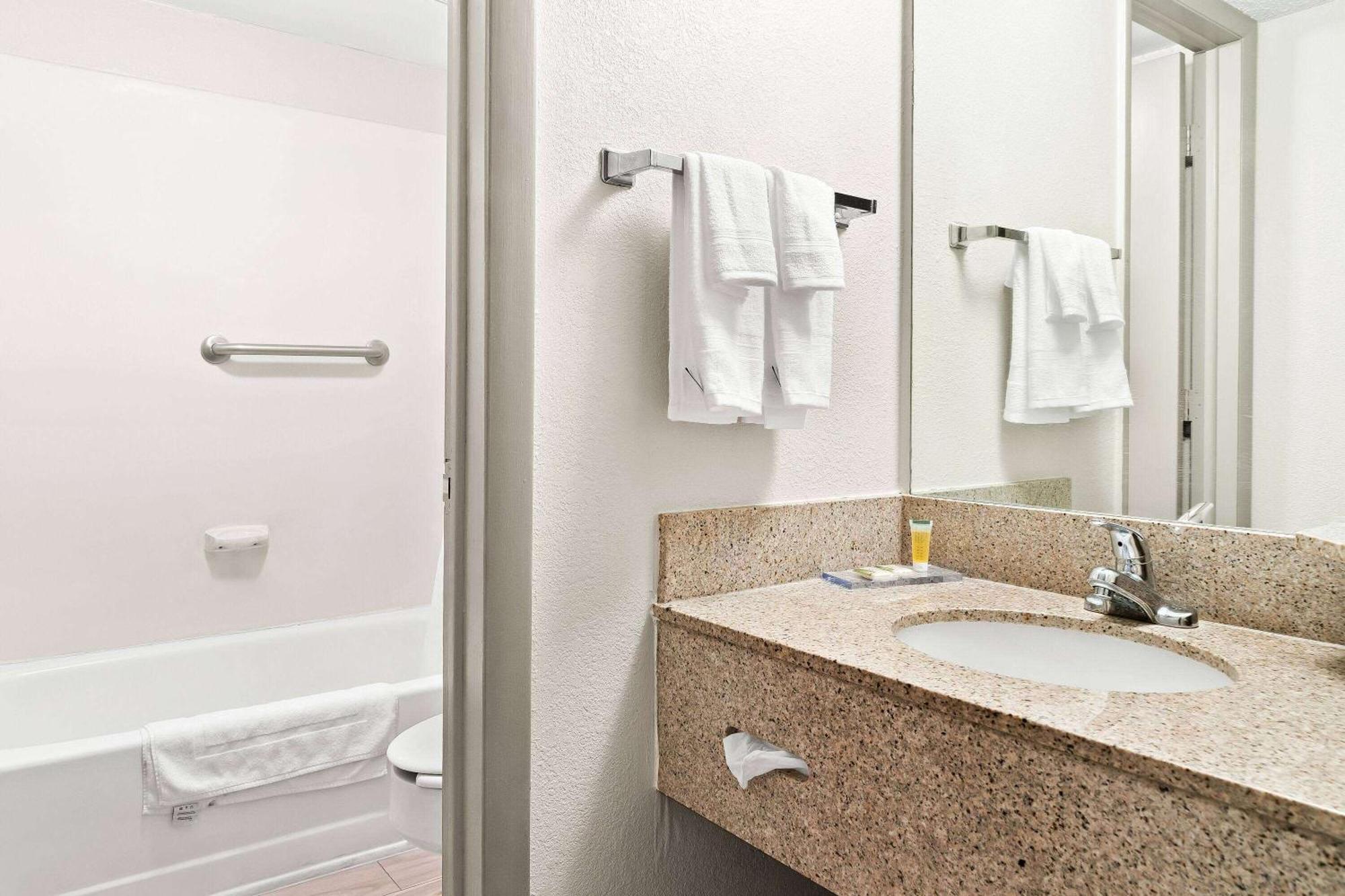 Days Inn & Suites By Wyndham Warren Eksteriør bilde