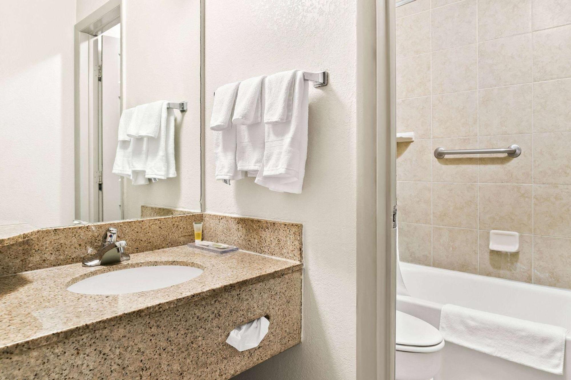Days Inn & Suites By Wyndham Warren Eksteriør bilde